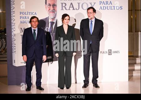 L-R) ex primo ministro Mariano Rajoy; il presidente della Comunità di Madrid, Isabel Diaz Ayuso, E il sindaco di Madrid e portavoce nazionale del PP, Jose Luis Martinez-Almeida, posano durante la presentazione del libro 'Politica per gli adulti' da parte dell'ex primo ministro Mariano Rajoy, al Real Casino de Madrid, il 1 dicembre 2021, a Madrid, Spagna. Con questo nuovo libro l’ex presidente rivendica maturità in politica contro il populismo, discorsi emotivi, demagogia e polarizzazione. (Foto di Oscar Gonzalez/NurPhoto) Foto Stock