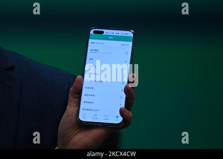 Un uomo che tiene in mano un telefono visualizza l'app Leave Home Safe durante una conferenza stampa sul Codice sanitario di Hong Kong , 2 dicembre 2021 a Hong Kong. Oggi il governo ha annunciato il suo codice di salute di Hong Kong che sarà usato per i viaggi liberi della quarantena con la Cina continentale, Hong Kong ha le politiche di quarantena più severe nel mondo con i viaggiatori che arrivano da la maggior parte delle parti del mondo richiede di subire una quarantena di hotel di 21 giorni. (Foto di Vernon Yuen/NurPhoto) Foto Stock