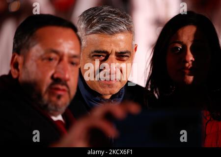 Il sindaco di Londra Sadiq Khan si pone per un selfie con gli ospiti dopo la cerimonia per l'accensione delle luci di Natale a Trafalgar Square a Londra, Inghilterra, il 2 dicembre 2021. L'albero di Natale di Trafalgar Square è un regalo annuale della Norvegia che ringrazia gli inglesi per il loro sostegno durante la seconda guerra mondiale. (Foto di David Cliff/NurPhoto) Foto Stock