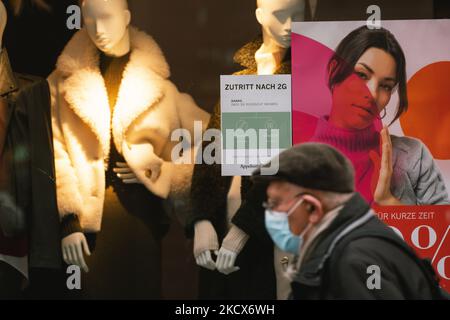 Il cartello 2G è visibile sulla vetrina di AppelrathCuepper, un negozio di abbigliamento nel centro di Bonn, Germania il 3 dicembre 2021, poiché la Germania inizia ad escludere i non vaccinati da una certa vita sociale. (Foto di Ying Tang/NurPhoto) Foto Stock