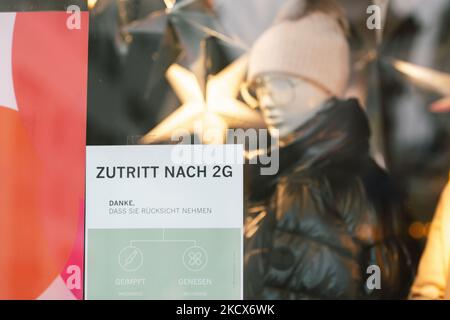 Il cartello 2G è visibile sulla vetrina di AppelrathCuepper, un negozio di abbigliamento nel centro di Bonn, Germania il 3 dicembre 2021, poiché la Germania inizia ad escludere i non vaccinati da una certa vita sociale. (Foto di Ying Tang/NurPhoto) Foto Stock