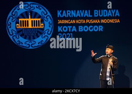 BIMA Arya, il Bogor Mayor, ha tenuto un discorso durante il Carnevale della Cultura a Bogor, Giava Occidentale, Indonesia, il 3 dicembre 2021. (Foto di Adriana Adie/NurPhoto) Foto Stock