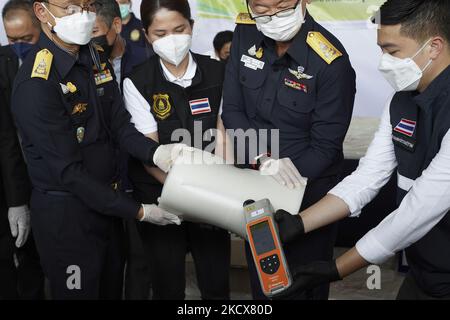 Il dipartimento delle dogane thailandesi ha mostrato il risultato di un test automatico in quanto ha sequestrato 897 kg di metanfetamina cristallina per un valore di 2,7 miliardi di baht (79.733.079 dollari) dopo che le dogane thailandesi hanno intercettato i colli diretti a Taiwan, a Bangkok, in Thailandia, il 04 dicembre 2021. (Foto di Anusak Laowilas/NurPhoto) Foto Stock