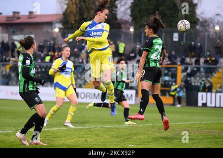 Barbara Bonansea header durante il calcio italiano Serie A Women Match US Sassuolo vs Juventus FC il 04 dicembre 2021 allo stadio Enzo Ricci di Sassuolo (Photo by Gianluca Ricci/LiveMedia/NurPhoto) Foto Stock