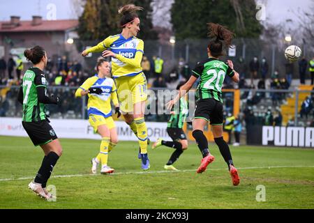 Barbara Bonansea (Juventus woman) header durante il calcio italiano Serie A Women Match US Sassuolo vs Juventus FC il 04 dicembre 2021 allo stadio Enzo Ricci di Sassuolo (Photo by Gianluca Ricci/LiveMedia/NurPhoto) Foto Stock