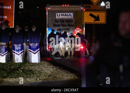 Dopo aver avuto problemi logistici, i membri del gruppo di odio supremacista bianco Patriot Front aspettano su una mediana che il loro camion U-Haul arrivi per la loro partenza nel Memorial Circle vicino al cimitero nazionale di Arlington dopo una marcia inannunciata sul National Mall a Washington, D.C. (Foto di Bryan Olin Dozier/NurPhoto) Foto Stock