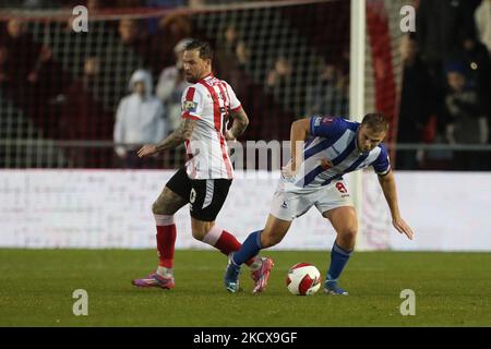 Nicky Featherstone di Hartlepool United in azione con Chris Maguire di Lincoln City durante la partita di fa Cup tra Lincoln City e Hartlepool United allo stadio LNER Sencil Bank di Lincoln sabato 4th dicembre 2021. (Foto di Mark Fletcher/MI News/NurPhoto) Foto Stock