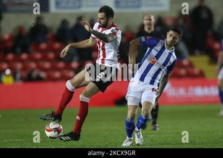 Gavan Holohan di Hartlepool si è Unito in azione con Adam Jackson di Lincoln City durante la partita di fa Cup tra Lincoln City e Hartlepool Uniti al LNER Sintil Bank Stadium, Lincoln sabato 4th dicembre 2021. (Foto di Mark Fletcher/MI News/NurPhoto) Foto Stock