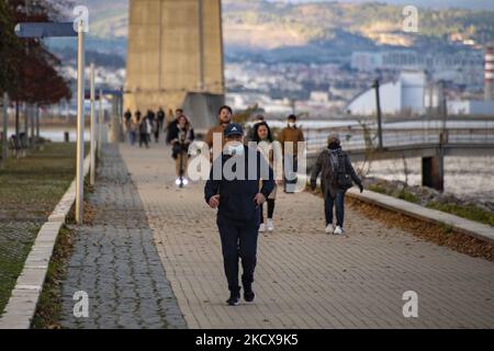 Le persone che indossano maschere protettive eseguono attività all'aperto sul lungomare del fiume Tejo, vicino al ponte Vasco de Gama, Lisbona. 04 dicembre 2021. Il Portogallo ha nuovamente registrato un eccesso di mortalità a causa di Covid 19. Novembre si è concluso con 1.265 morti più della media per gli anni 2017-2019. Un quarto delle morti è stato causato da Covid. Il sistema di sorveglianza della mortalità, che analizza i certificati di morte in tempo reale, registra un eccesso di decessi negli ultimi 11 giorni. (Foto di Jorge Mantilla/NurPhoto) Foto Stock