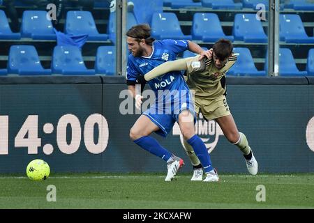 Matteo Solini (Como) e Lorenzo Lucca (Pisa) combattono per la palla durante la partita di calcio italiana Serie B Como 1907 vs AC Pisa il 04 dicembre 2021 allo Stadio Giuseppe Sinigaglia di Como (Foto di Gabriele Masotti/LiveMedia/NurPhoto) Foto Stock