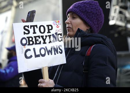 I dimostranti ascoltano i relatori di Times Square che si sono dimostrati contrari alle vaccinazioni per prevenire il Covid-19 il 5,2021 dicembre a New York City, USA. A seguito di un discorso e di una canzone di un attivista, la gente ha cantato più volte “non ci conformeremo”. (Foto di John Lamparski/NurPhoto) Foto Stock