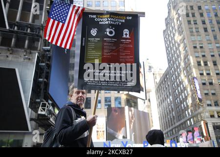 I dimostranti ascoltano i relatori di Times Square che si sono dimostrati contrari alle vaccinazioni per prevenire il Covid-19 il 5,2021 dicembre a New York City, USA. A seguito di un discorso e di una canzone di un attivista, la gente ha cantato più volte “non ci conformeremo”. (Foto di John Lamparski/NurPhoto) Foto Stock