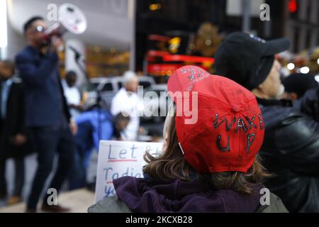 I dimostranti ascoltano i relatori di Times Square che si sono dimostrati contrari alle vaccinazioni per prevenire il Covid-19 il 5,2021 dicembre a New York City, USA. A seguito di un discorso e di una canzone di un attivista, la gente ha cantato più volte “non ci conformeremo”. (Foto di John Lamparski/NurPhoto) Foto Stock