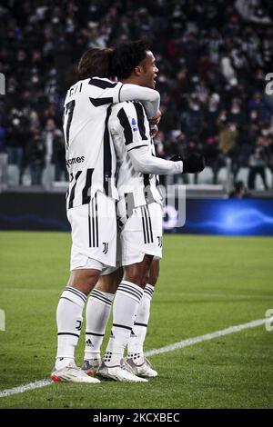 Il difensore della Juventus Juan Cuadrado (11) festeggia con il difensore della Juventus Luca Pellegrini (17) dopo aver segnato il suo gol per renderlo 1-0 durante la Serie A Football Match n.16 JUVENTUS - GENOVA il 05 dicembre 2021 allo Stadio Allianz di Torino, Piemonte, Italia. (Foto di Matteo Bottanelli/NurPhoto) Foto Stock