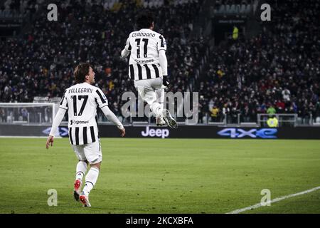 Il difensore della Juventus Juan Cuadrado (11) festeggia con il difensore della Juventus Luca Pellegrini (17) dopo aver segnato il suo gol per renderlo 1-0 durante la Serie A Football Match n.16 JUVENTUS - GENOVA il 05 dicembre 2021 allo Stadio Allianz di Torino, Piemonte, Italia. (Foto di Matteo Bottanelli/NurPhoto) Foto Stock