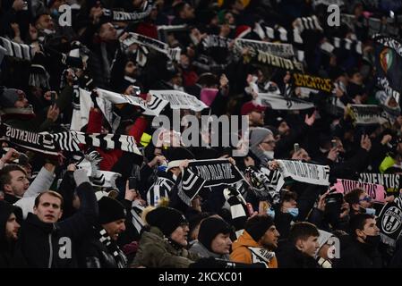 Tifosi della Juventus durante la Serie A match tra Juventus FC e Genova CFC allo Stadio Allianz, a Torino, Italia, il 5 dicembre 2021 (Photo by Alberto Gandolfo/NurPhoto) Foto Stock