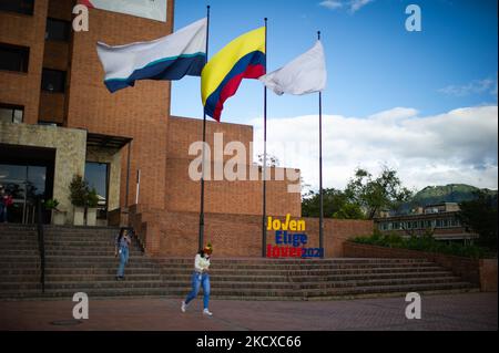 Il logo "la gioventù colombiana sceglie i giovani 2021" è stato inserito nel Registro Nazionale, mentre la Colombia celebra i primi raduno per i rappresentanti dei consigli giovanili, in mezzo alla recente consapevolezza dei cittadini più giovani (età compresa tra i 14 e i 28 anni), In un rally che ha raggiunto un milione di voti e un panorama della maggior parte dei posti di voto vuoti, a Bogotà, Colombia, il 5 dicembre 2021. (Foto di Sebastian Barros/NurPhoto) Foto Stock