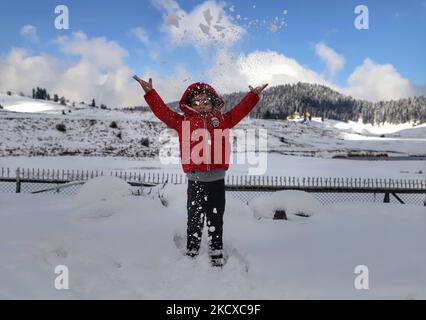 Un bambino gioca con la neve nella famosa destinazione turistica Gulmarg a Jammu e Kashmir, India il 06 dicembre 2021. Dopo una giornata di pioggia/neve, lunedì il tempo ha iniziato a migliorare a Jammu e Kashmir e Ladakh. (Foto di Nasir Kachroo/NurPhoto) Foto Stock