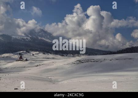 Vista di un tempio dopo la nevicata a Gulmarg, Jammu e Kashmir, India, il 06 dicembre 2021. Dopo una giornata di pioggia/neve, lunedì il tempo ha iniziato a migliorare a Jammu e Kashmir e Ladakh. (Foto di Nasir Kachroo/NurPhoto) Foto Stock