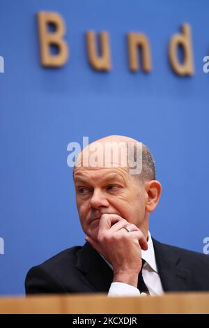 Il Cancelliere tedesco OLAF Scholz partecipa a una conferenza stampa alla Bundespresssekonferenz dopo la firma dell'accordo di coalizione del futuro governo tedesco a Berlino il 7 dicembre 2021. (Foto di Emmanuele Contini/NurPhoto) Foto Stock