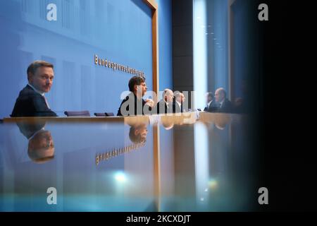 Cancelliere tedesco designato (2R-L) OLAF Scholz, Vice-Cancelliere e Ministro per l'economia e la protezione dell'ambiente Robert Habeck e Ministro designato per le finanze Christian Lindner partecipano ad una conferenza stampa alla Bundespresssekonferenz dopo la firma dell'accordo di coalizione del futuro governo tedesco a Berlino il 7 dicembre, 2021. (Foto di Emmanuele Contini/NurPhoto) Foto Stock