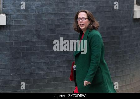 LONDRA, REGNO UNITO - 07 DICEMBRE 2021: Il leader della House of Lords e Lord Privy Seal Baroness Evans arriva a Downing Street nel centro di Londra per partecipare alla riunione settimanale del Gabinetto il 07 dicembre 2021 a Londra, Inghilterra. (Foto di Wiktor Szymanowicz/NurPhoto) Foto Stock