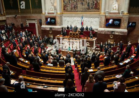 L'Assemblea Nazionale durante il minuto di silenzio in omaggio a Olivier Dassault, al termine della sessione di interrogazioni al governo del Parlamento, a Parigi, 7 dicembre 2021. (Foto di Andrea Savorani Neri/NurPhoto) Foto Stock