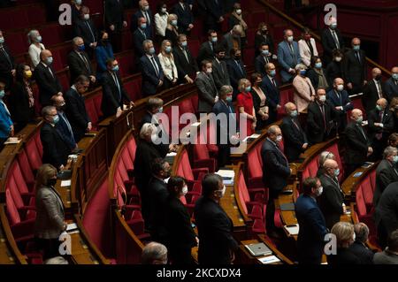 L'Assemblea Nazionale durante il minuto di silenzio in omaggio a Olivier Dassault, al termine della sessione di interrogazioni al governo del Parlamento, a Parigi, 7 dicembre 2021. (Foto di Andrea Savorani Neri/NurPhoto) Foto Stock