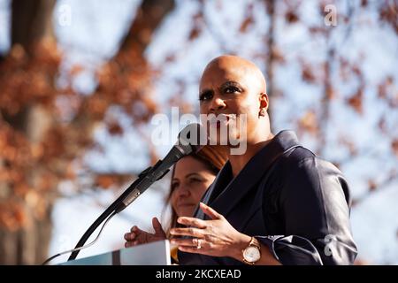 Ayanna Pressley (D-ma), membro del Congresso, parla al Campidoglio degli Stati Uniti durante un raduno e una marcia da parte degli attivisti per i diritti degli immigrati. I dimostranti chiedono un percorso verso la cittadinanza, sussidi per l’assistenza all’infanzia, posti di lavoro verdi, l’espansione di Medicare e piani infrastrutturali. Centinaia sono venuti da tutti gli Stati Uniti per partecipare al rally. (Foto di Allison Bailey/NurPhoto) Foto Stock