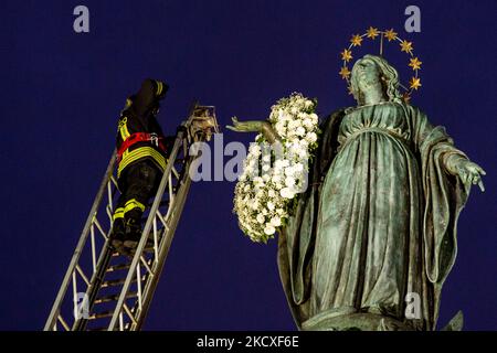 La Brigata dei Vigili del fuoco rende omaggio alla statua della Madonna sulla statua dell'Immacolata Concezione in Piazza di Spagna a Roma il 8 dicembre 2021. (Foto di Riccardo Fabi/NurPhoto) Foto Stock