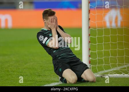 Viktor Tsygankov centrocampista di FK Dinamo Kiev reagisce dopo il fallimento di un goal durante la partita UEFA Champions League Group e tra SL Benfica e FK Dynamo Kyiv a Estadio da Luz, a Lisbona, Portogallo, il 8th dicembre 2021 (Foto di Valter Gouveia/NurPhoto) Foto Stock