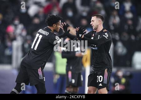 Centrocampista della Juventus Federico Bernardeschi (20) sostituito dal difensore della Juventus Juan Cuadrado (11) durante la partita di calcio n.6 JUVENTUS - MALMO del 08 dicembre 2021 presso lo Stadio Allianz di Torino, Piemonte, Italia. Risultato finale: Juventus-Malmo 1-0. (Foto di Matteo Bottanelli/NurPhoto) Foto Stock