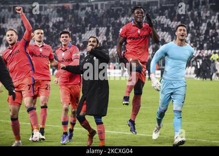 I giocatori di Atalanta festeggiano la vittoria dopo la Serie A partita di calcio n.14 JUVENTUS - ATALANTA il 27 novembre 2021 allo Stadio Allianz di Torino, Piemonte, Italia. Risultato finale: Juventus-Atalanta 0-1. (Foto di Matteo Bottanelli/NurPhoto) Foto Stock