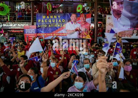 I tifosi filippini aspettano l'arrivo dell'icona di pugilato Manny Pacquiao durante una campagna di motocicletta per la sua candidatura alla presidenza a Quezon City, Metro Manila, Filippine il 9 dicembre 2021. Il campione del mondo di otto divisioni ha annunciato il suo ritiro dallo sport lo scorso 29 settembre e da allora ha apertamente espresso i suoi piani per la corsa per il posto più alto nelle prossime elezioni nazionali filippine. (Foto di George Calvelo/NurPhoto) Foto Stock