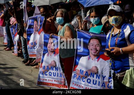 I tifosi filippini aspettano l'arrivo dell'icona di pugilato Manny Pacquiao durante una campagna di motocicletta per la sua candidatura alla presidenza a Quezon City, Metro Manila, Filippine il 9 dicembre 2021. Il campione del mondo di otto divisioni ha annunciato il suo ritiro dallo sport lo scorso 29 settembre e da allora ha apertamente espresso i suoi piani per la corsa per il posto più alto nelle prossime elezioni nazionali filippine. (Foto di George Calvelo/NurPhoto) Foto Stock