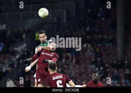 Jakub Martinec (L) e Andrei Burca (R) in un duello aereo durante il gioco cfr Cluj vs FK Jablonec, UEFA Europa Conference League, Dr. Constantin Radulescu Stadium, Cluj-Napoca, Romania, 09 dicembre 2021 (Foto di Flaviu Buboi/NurPhoto) Foto Stock