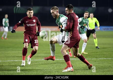 Milos Kratochvil (C) e Andrei Burca (r) in azione durante il gioco cfr Cluj vs FK Jablonec, UEFA Europa Conference League, Dr. Constantin Radulescu Stadium, Cluj-Napoca, Romania, 09 dicembre 2021 (Foto di Flaviu Buboi/NurPhoto) Foto Stock