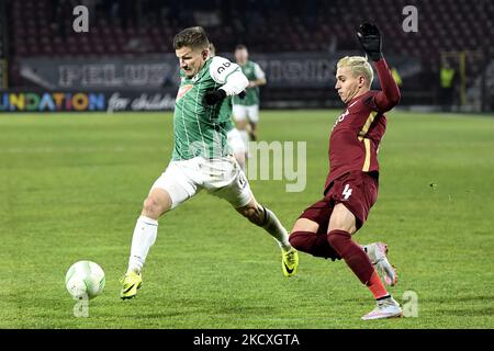 Vaclav Pilar (L) Dribbling contro Cristian Manea (R) durante il gioco cfr Cluj vs FK Jablonec, UEFA Europa Conference League, Dr. Constantin Radulescu Stadium, Cluj-Napoca, Romania, 09 dicembre 2021 (Foto di Flaviu Buboi/NurPhoto) Foto Stock