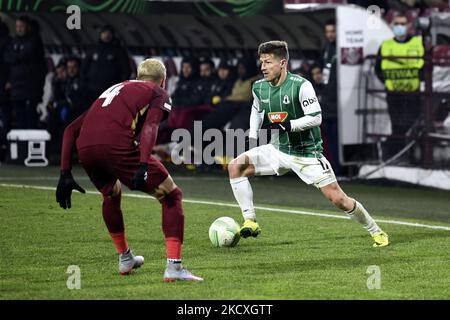 Vaclav Pilar (R) Dribbling contro Cristian Manea (L) durante il gioco cfr Cluj vs FK Jablonec, UEFA Europa Conference League, Dr. Constantin Radulescu Stadium, Cluj-Napoca, Romania, 09 dicembre 2021 (Foto di Flaviu Buboi/NurPhoto) Foto Stock