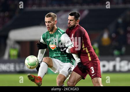 Milos Kratochvil (L) e Andrei Burca (R) in un duello aereo durante il gioco cfr Cluj vs FK Jablonec, UEFA Europa Conference League, Dr. Constantin Radulescu Stadium, Cluj-Napoca, Romania, 09 dicembre 2021 (Foto di Flaviu Buboi/NurPhoto) Foto Stock