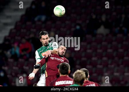 Jakub Martinec (L) e Andrei Burca (R) in un duello aereo durante il gioco cfr Cluj vs FK Jablonec, UEFA Europa Conference League, Dr. Constantin Radulescu Stadium, Cluj-Napoca, Romania, 09 dicembre 2021 (Foto di Flaviu Buboi/NurPhoto) Foto Stock