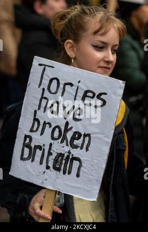 Westminster, Londra, Regno Unito. 5th Nov 2022. I manifestanti stanno dimostrando a Londra chiedendo che si svolgeranno le elezioni generali nel Regno Unito a seguito del ripetuto cambiamento della leadership del partito conservatore e quindi dei primi ministri. Essi considerano il primo ministro non eletto. Altri temi includono il costo della crisi, l'immigrazione, i salari bassi, la povertà di carburante e la nazionalizzazione. I Tories hanno rotto il cartellone britannico con il giovane protester Foto Stock