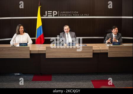 Magistrato Catalina Diaz Gomez (L), Il Presidente del JEP Eduardo Cifuentes Muñoz (C) e il Magistrato Oscar Parra vera del JEP (R) durante una conferenza stampa presso la giurisdizione speciale per la pace (JEP) dopo 21 membri dell'esercito, compreso un generale, accettano la responsabilità di 247 esecuzioni extragiudiziali nelle regioni di 'El Catatumbo' E la Costa Caribana colombiana al Tribunale per la Pace della giurisdizione Speciale per la Pace (JEP) a Bogotà, Colombia il 10 dicembre 2021. (Foto di Sebastian Barros/NurPhoto) Foto Stock