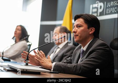 Magistrato Oscar Parra vera (R), Presidente del JEP Eduardo Cifuentes Muñoz (C) e Magistrato Catalina Diaz Gomez del JEP (R) durante una conferenza stampa alla giurisdizione speciale per la pace (JEP) dopo 21 membri dell'esercito, compreso un generale, si sono accette la responsabilità di 247 esecuzioni extragiudiziali nelle regioni di 'El Catatumbo' E la Costa Caribana colombiana al Tribunale per la Pace della giurisdizione Speciale per la Pace (JEP) a Bogotà, Colombia il 10 dicembre 2021. (Foto di Sebastian Barros/NurPhoto) Foto Stock