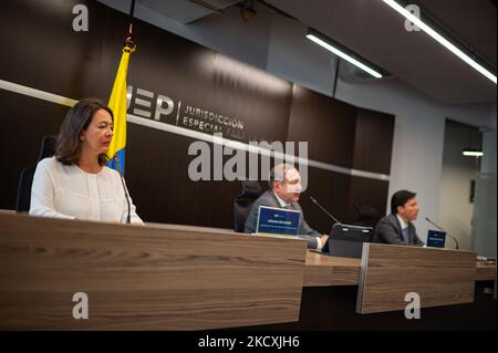 Magistrato Catalina Diaz Gomez (L), Il Presidente del JEP Eduardo Cifuentes Muñoz (C) e il Magistrato Oscar Parra vera del JEP (R) durante una conferenza stampa presso la giurisdizione speciale per la pace (JEP) dopo 21 membri dell'esercito, compreso un generale, accettano la responsabilità di 247 esecuzioni extragiudiziali nelle regioni di 'El Catatumbo' E la Costa Caribana colombiana al Tribunale per la Pace della giurisdizione Speciale per la Pace (JEP) a Bogotà, Colombia il 10 dicembre 2021. (Foto di Sebastian Barros/NurPhoto) Foto Stock