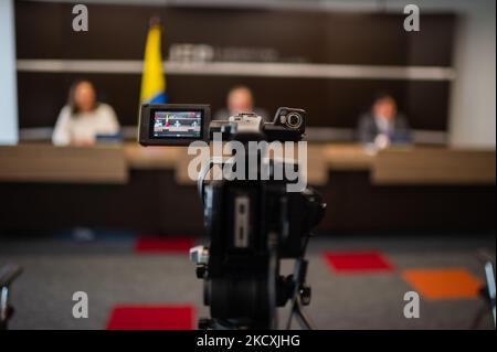 Magistrato Catalina Diaz Gomez (L), Il presidente del JEP Eduardo Cifuentes Muñoz (C) e il magistrato Oscar Parra vera del JEP (R) visti attraverso una telecamera durante una conferenza stampa presso la giurisdizione speciale per la pace (JEP) dopo 21 membri dell'esercito, tra cui un generale, accettano la loro responsabilità per 247 esecuzioni extragiudiziali in Le regioni di 'El Catatumbo' e la Costa Caribana colombiana al Tribunale per la Pace della giurisdizione Speciale per la Pace (JEP) a Bogotà, Colombia il 10 dicembre 2021. (Foto di Sebastian Barros/NurPhoto) Foto Stock