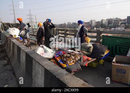 Gli agricoltori si preparano a lasciare un sito di protesta, dopo che il governo ha accettato per quanto riguarda una serie di questioni, tra cui la garanzia sul prezzo minimo di sostegno (MSP), al confine di Ghazipur, alla periferia di Nuova Delhi, in India, il 11 dicembre 2021. (Foto di Mayank Makhija/NurPhoto) Foto Stock