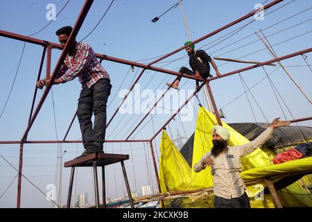 Gli agricoltori si preparano a lasciare un sito di protesta, dopo che il governo ha accettato per quanto riguarda una serie di questioni, tra cui la garanzia sul prezzo minimo di sostegno (MSP), al confine di Ghazipur, alla periferia di Nuova Delhi, in India, il 11 dicembre 2021. (Foto di Mayank Makhija/NurPhoto) Foto Stock