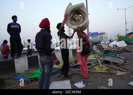 Gli agricoltori si preparano a lasciare un sito di protesta, dopo che il governo ha accettato per quanto riguarda una serie di questioni, tra cui la garanzia sul prezzo minimo di sostegno (MSP), al confine di Ghazipur, alla periferia di Nuova Delhi, in India, il 11 dicembre 2021. (Foto di Mayank Makhija/NurPhoto) Foto Stock