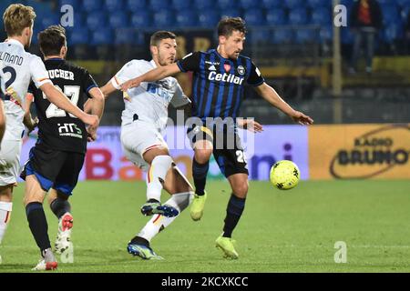 Gaetano Masucci (Pisa) ostacolato da Kastriot Dermaku (Lecce) durante la partita di calcio italiana Serie B AC Pisa vs US Lecce il 11 dicembre 2021 all'Arena Garibaldi di Pisa (Foto di Gabriele Masotti/LiveMedia/NurPhoto) Foto Stock